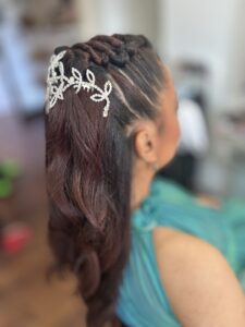 Dunkelrotes Langes Haar mit Haarschmuck