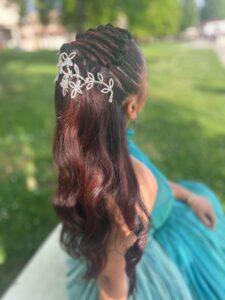 Dunkelrotes Langes Haar mit Haarschmuck