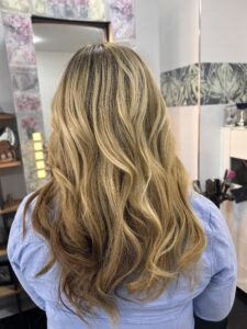 Blondes Strähnen im langem Haar