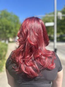 Rotes leuchtendes langes Haar