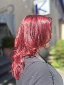 Rotes leuchtendes langes Haar